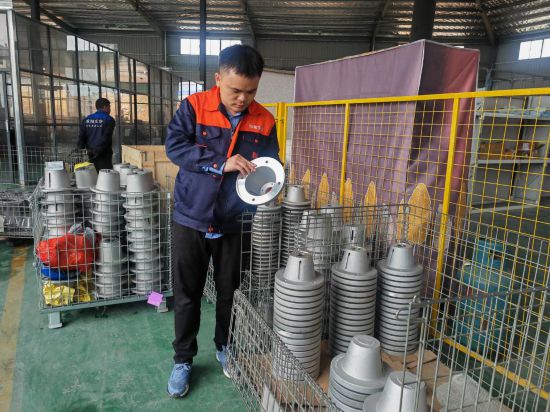 4月25日，杨良元在查看机械配件。新华社记者 施钱贵 摄